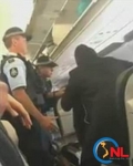 Tụng kinh quá to, hành khách bị đuổi khỏi máy bay