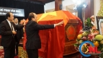 Thủ tướng Nguyễn Xuân Phúc chỉnh quốc kỳ phủ trên linh cữu ông Phan Văn Khải