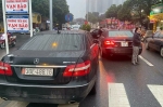 Hai xe Mercedes E300 trùng biển số lưu thông trên phố Hà Nội