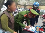 Hà Nội: Vứt rác ra vỉa hè, một phụ nữ bị phạt 6 triệu đồng